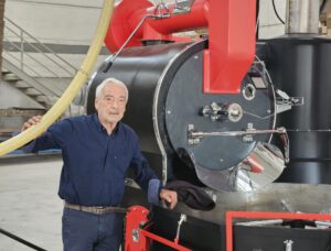 Giuseppe Balestra con la tostatrice da 60 kg