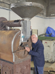Giuseppe Balestra vicino ad una Tostatrice in costruzione