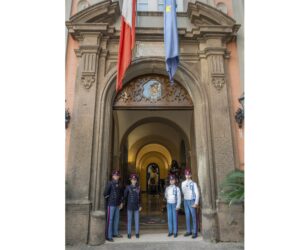 Allievi in uniforme storica all'ingresso della Scuola Militare Nunziatella, nella cui divisa si riconoscono il caratteristico cappello chiamato "Kepi" e lo spadino