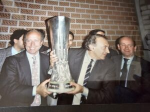 Ferlaino festeggia la vittoria della Coppa Uefa