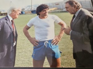 Ferlaino durante un allenamento di Maradona