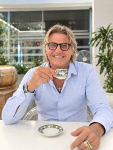 Fabrizio Sergio si gusta una tazzina di caffè